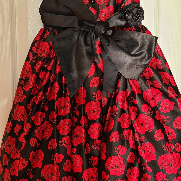 Hartstrings Dress - Picture 3 of 5